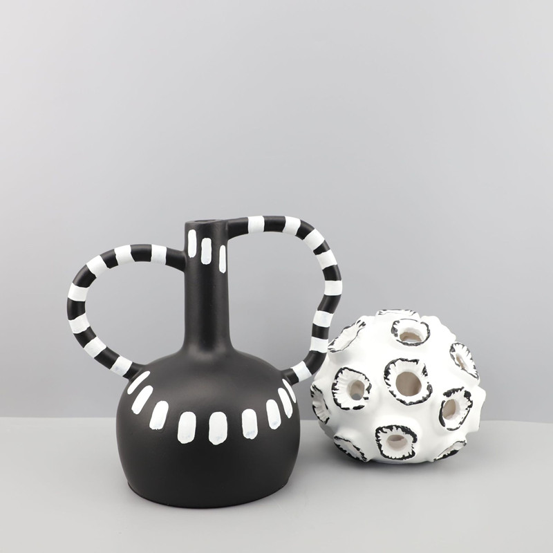 Vaso a pois bianco e nero di a - Resin Art Dining Table recensione e prezzo